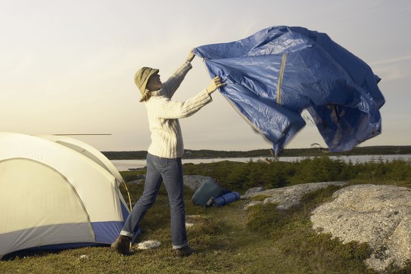 Una lona estándar azul puede ofrecer refugio adicional mientras acampamos.