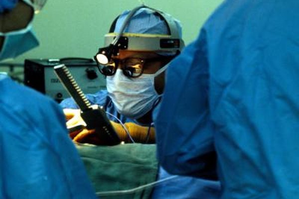 Ablestock.com/AbleStock.com/Getty Images Los cardiólogos diagnostican y tratan condiciones del corazón, mientras que los cirujanos corrigen los problemas físicamente.