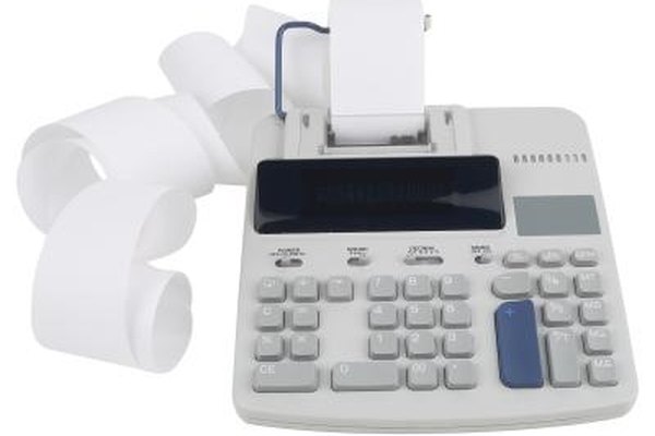 Hemera Technologies/PhotoObjects.net/Getty Images Las calculadoras, las computadoras y otras herramientas contables ayudan a los contadores a realizar cálculos complicados.