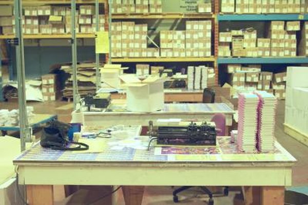 Hemera Technologies/AbleStock.com/Getty Images Utilizar una empresa de distribución permite a los negocios pequeños enfocarse en desarrollo de producto.