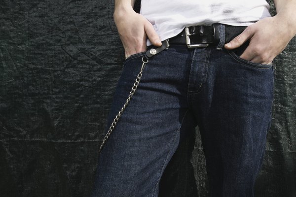 Las billeteras con cadenas están aseguradas al pantalón, protegiéndolas de los robos.