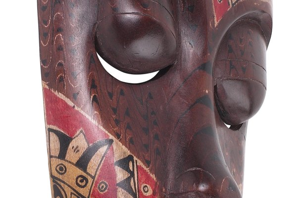 Esta máscara ceremonial nativa tiene decoraciones policromadas.