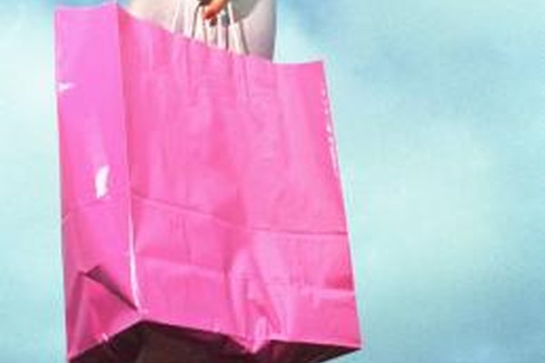 Brand X Pictures/Brand X Pictures/Getty Images La venta dirigida y venta cruzada pueden ayudarte a hacer que los bolsos de compras de tus clientes estén un poco más completos.