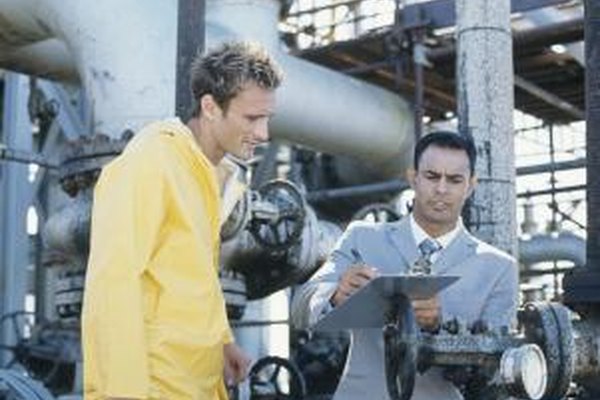 Stockbyte/Stockbyte/Getty Images Los ingenieros mecánicos pueden reunirse con los trabajadores de la producción para resolver problemas.