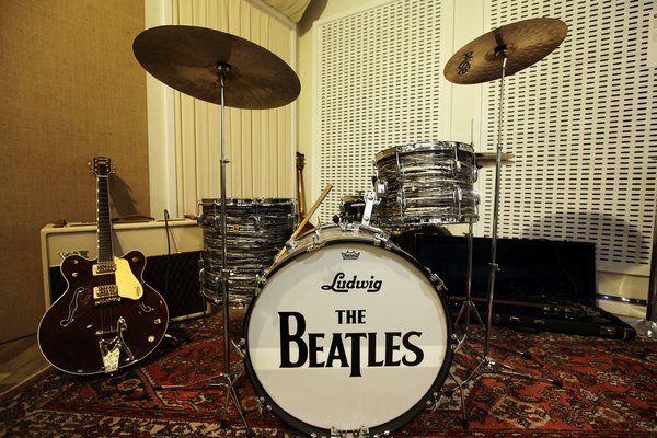 Ringo Starr en la batería, damas y caballeros.
