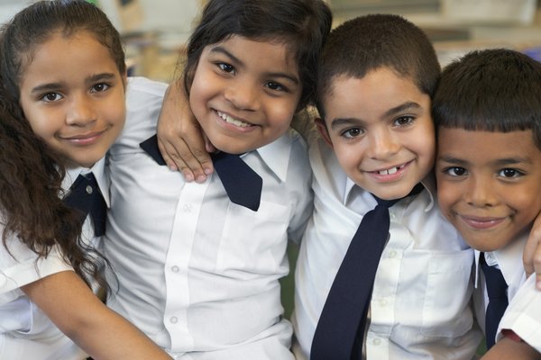 Los uniformes escolares refuerzan la idea de que todos los estudiantes son iguales, a pesar de la diversidad de razas y culturas.
