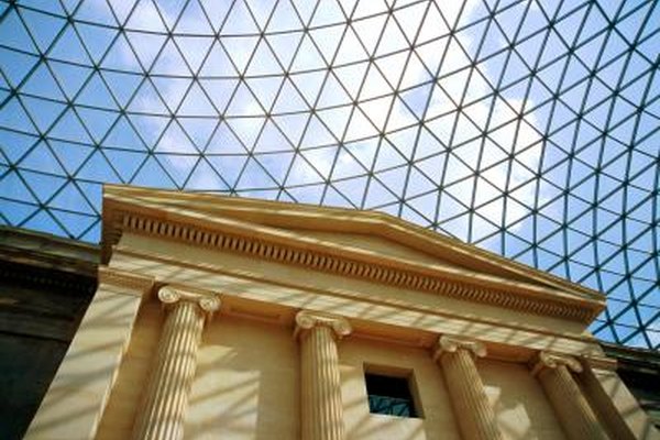 Stockbyte/Stockbyte/Getty Images Ya sea que te especializas en techos para casas nuevas, o reparar techos, hay técnicas específicas que puedes utilizar para ayudarte a vender más techo.