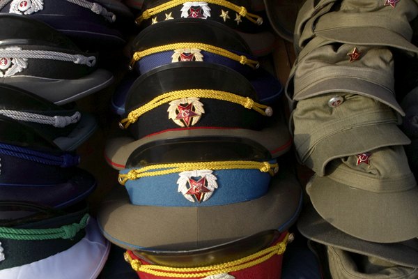 Crea gorras de guarnición militar con un toque de moda.