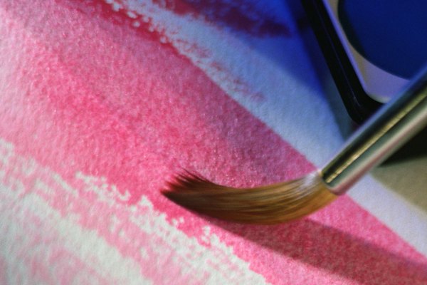 Reparar un lienzo roto requiere de parcharlo, seguido de un retoque por el lado pintado.