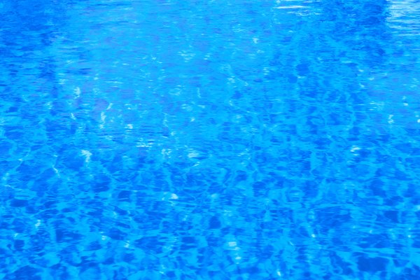 Los ingenieros diseñan piscinas para acomodar de forma segura un número máximo específico de personas.