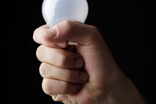 Cuando compres bombillas de luz, busca las que producen más luz con menos energía.
