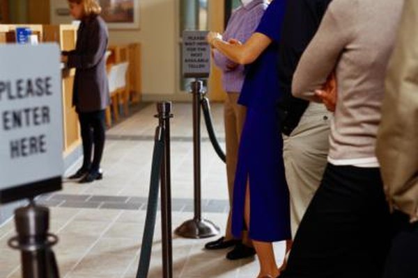 Ryan McVay/Photodisc/Getty Images Cuando tus clientes regularmente tienen que esperar en la fila, entonces la demanda de tus productos y servicios puede ser mayor que la oferta.