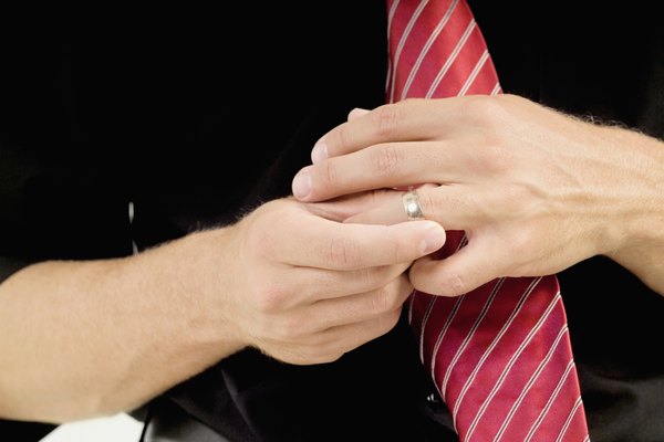 Los dedos hinchados hacen difícil quitar un anillo de tu dedo.