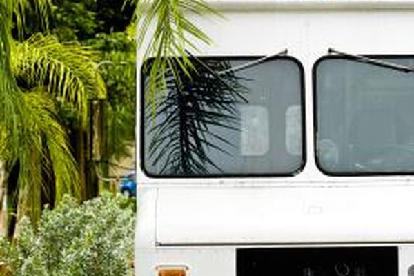 Jupiterimages/Photos.com/Getty Images Pónte en contacto con tu departamento de salud local para obtener las licencias apropiadas con rl fin de operar un camión de comida ambulante.