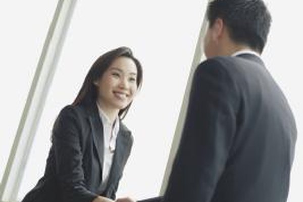 Comstock Images/Comstock/Getty Images Tomar decisiones de negocio éticas puede incluir simplemente hacer negocios con clientes cuya ética sea aprobada por tu empresa.