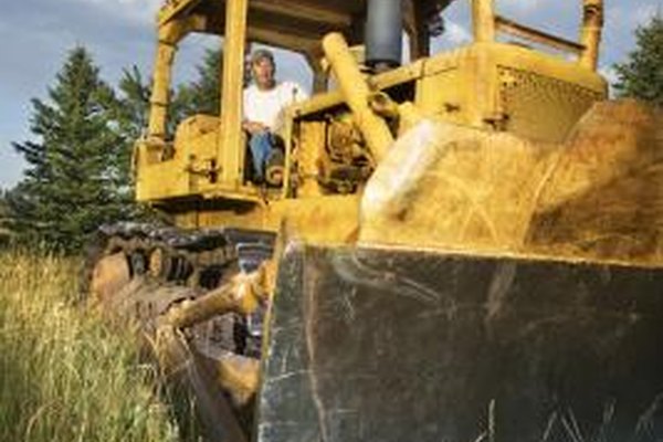 Jupiterimages/Comstock/Getty Images Un operador de tractor suele completar un aprendizaje antes de calificar para un trabajo permanente.