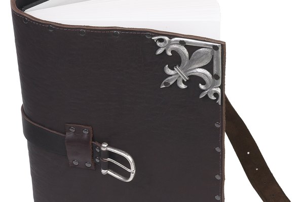 Estas herramientas también pueden ser utilizadas para cortar los diseños en el cuero.