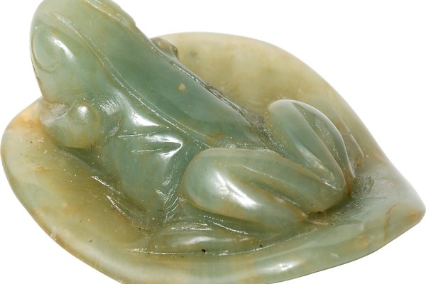 Una rana y una figurilla de nenúfar hechas con jade auténtico.