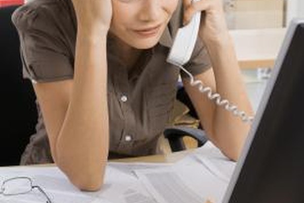 Pixland/Pixland/Getty Images Encargarse de múltiples puestos de trabajo para compensar la falta de personal no sólo aumenta la carga de trabajo de un empleado, sino que también puede intensificar el estrés.