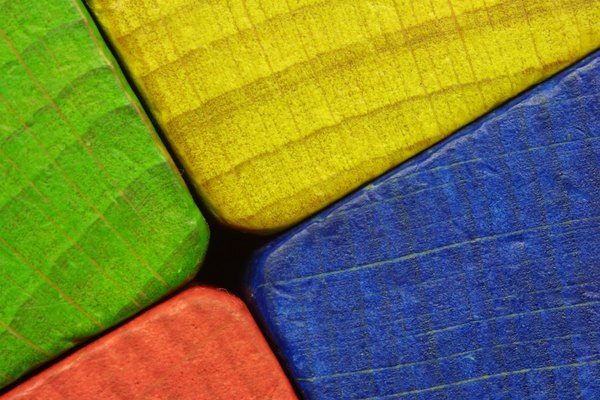 Coloca las flores recortadas sobre un bloque de madera.