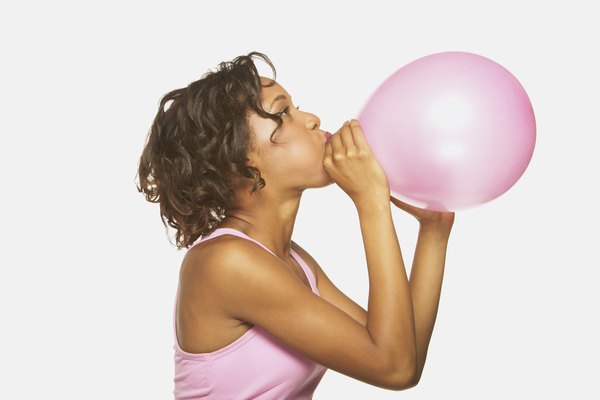 Una madre inflando un globo.