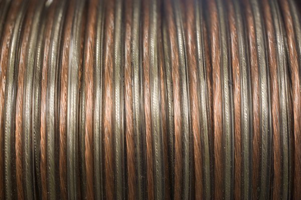Un inductor consiste en una bobina de alambre envuelta alrededor de un cilindro.