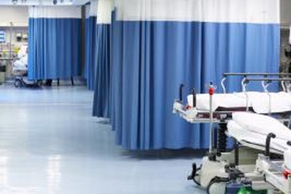 Jupiterimages/Photos.com/Getty Images En los hospitales ocupados, la capacidad de multi-tarea es importante para las enfermeras de la sala de emergencias.