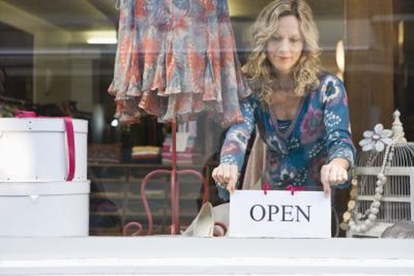 Jupiterimages/BananaStock/Getty Images Los empresarios que deseen entrar en el mercado minorista pueden considerar como opción la apertura de una tienda de venta de productos por 99 centavos.