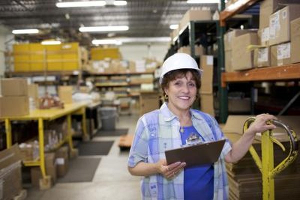 Creatas/Creatas/Getty Images Los distribuidores ofrecen almacenamiento y servicios de almacén para hacer que ahorres dinero en construir tu propio espacio de almacenamiento.