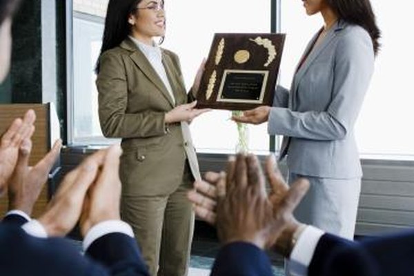 Creatas Images/Creatas/Getty Images Los programas de premios a los empleados tienen que ser significativos para que tengan éxito con los empleados.