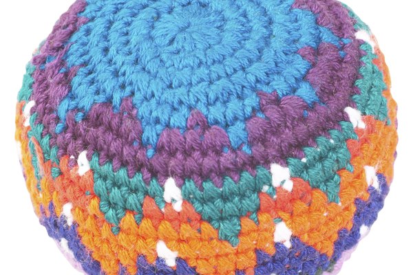 Un hacky sack tejido con varios colores.