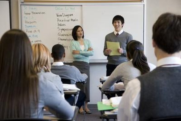 Jetta Productions/Lifesize/Getty Images La secundaria ayuda a que los estudiantes desarrollen habilidades para la vida, junto con una educación básica.