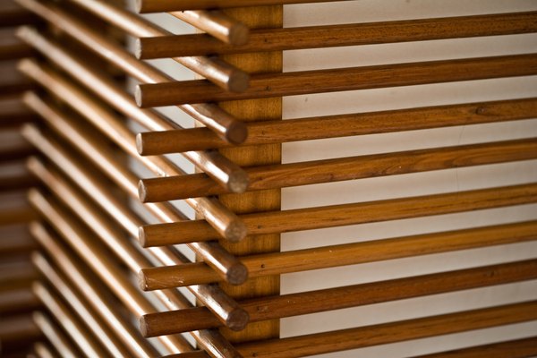 Las clavijas de madera son la base para un escurreplatos sencillo.