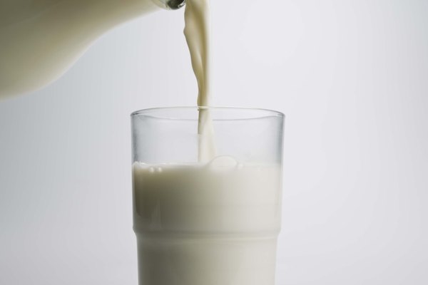 Antes de la homogeneización, la nata sale a flote a la parte superior de una botella de leche.