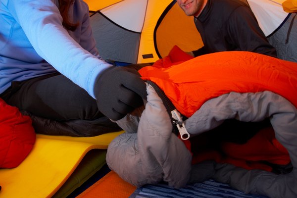 Utilizar múltiples colchones de goma espuma te proveerá con más aislamiento en el piso de la carpa.
