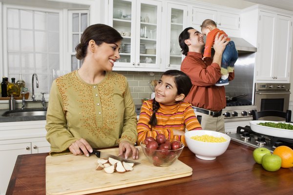 Ilustra a tus hijos acerca de los peligros potenciales en la cocina.