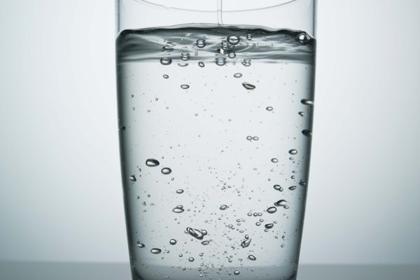 Las soluciones de agua altamente concentrada en sales disueltas tienen densidades mucho más grandes de que el agua pura o de grifo.
