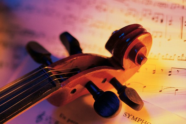 Aprieta las clavijas de afinación sueltas en el clavijero para mantener a las cuerdas del violín afinadas.