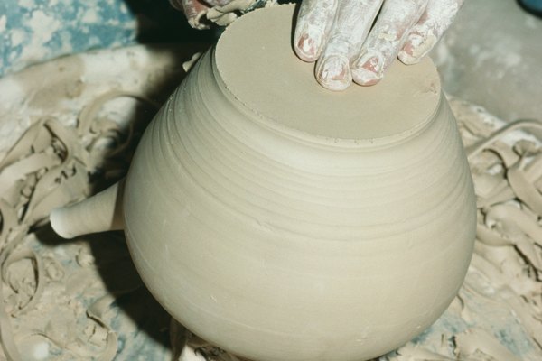 Remueve y refina tu propia arcilla para cerámica.