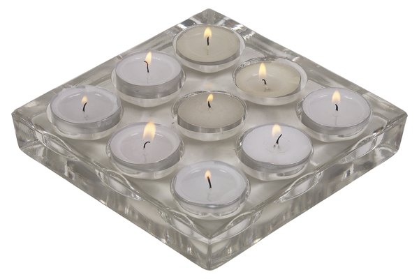 El calor de las velas de té hace que las hojas del carrusel giren.