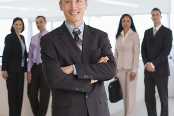 Jupiterimages/Creatas/Getty Images El vicepresidente de operaciones es una de las posiciones más altas dentro de una empresa u organización.