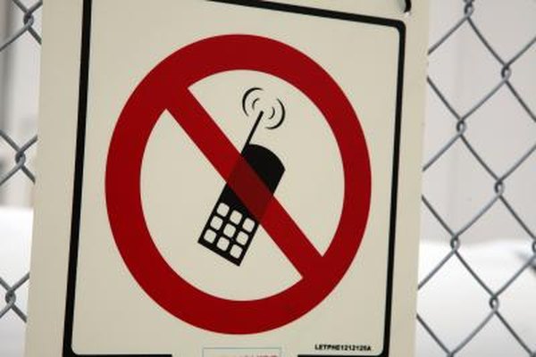Jupiterimages/Photos.com/Getty Images Recordatorios como carteles ayudan a los propietarios de pequeñas empresas a hacer frente al abuso del teléfono celular.