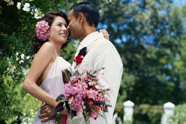 Una boda en exteriores suele permitir el uso de un atuendo más informal, tanto para los novios como en las novias.