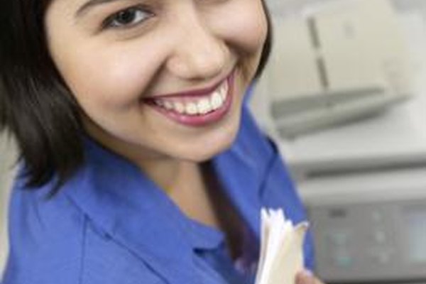 Creatas/Creatas/Getty Images Una copiadora capaz de realizar múltiples tareas es un componente común de los equipos que los recepcionistas utilizan.