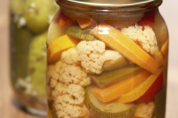 Usa tu imaginación y tu creatividad para descubrir maneras de mantener las tapas de los frascos lejos del relleno sanitario.