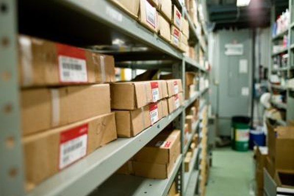 Jupiterimages/Photos.com/Getty Images Calcula tu inventario de productos terminados para determinar cuánta mercancía tienes para la venta.