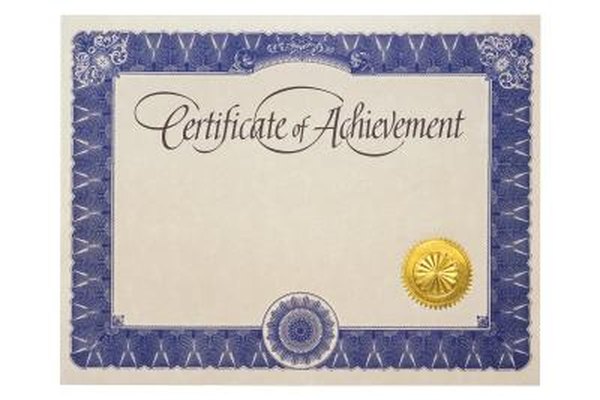 Comstock/Comstock/Getty Images Llena el certificado por el primer aniversario con palabras afirmativas que dejen un recuerdo positivo.