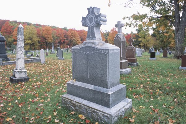 Pide permiso antes de ubicar lápidas en el cementerio.