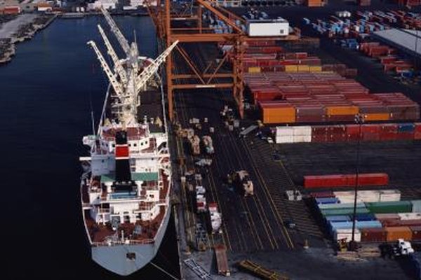 Jupiterimages/Photos.com/Getty Images Un gerente de logística debe determinar la manera que de obtener la mayor relación costo-beneficio al transportar los bienes de la compañía.