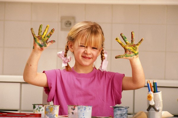 Las manos coloridas hacen estampados coloridos.